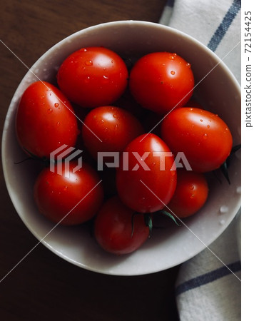 新鮮有機蔬菜櫻桃番茄在瓷盤中 72154425