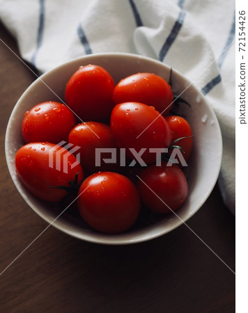 新鮮有機蔬菜櫻桃番茄在瓷盤中 72154426