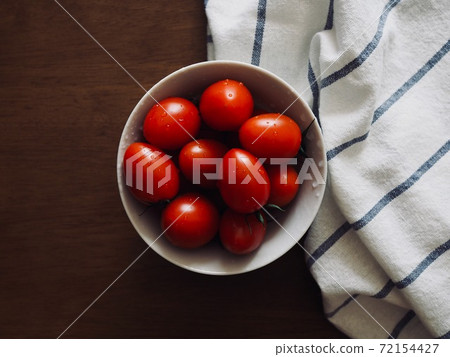 新鮮有機蔬菜櫻桃番茄在瓷盤中 新鮮有機蔬菜櫻桃番茄在瓷盤中 72154427