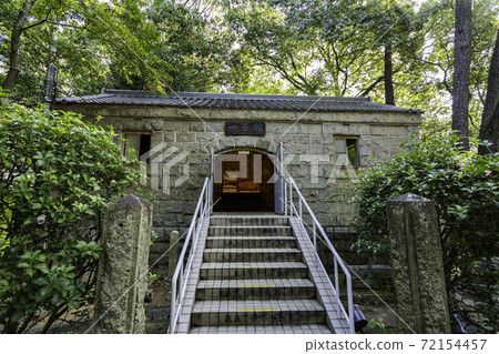 廣島縣吳市市立峰山紀念堂前高卡拉群台炸藥儲存處(1號樓) 廣島縣吳市市立峰山紀念堂前高卡拉群台炸藥儲存處(1號樓) 72154457