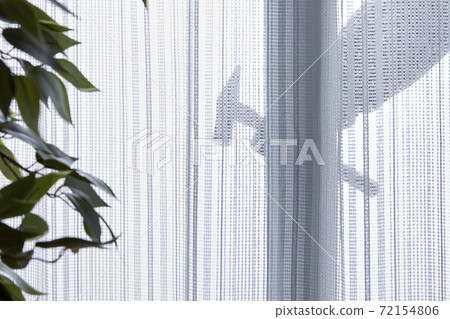 小偷通過盜竊窗戶侵入的場景 72154806