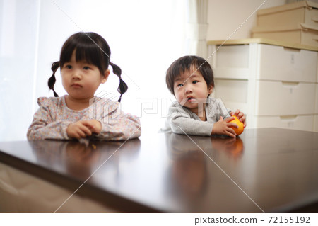 孩子們與被爐一起看電視 72155192