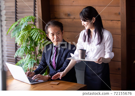 Middle-aged and older businessmen and businesswomen Middle-aged and older businessmen and businesswomen 72155676