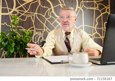 Company CEO talking to employee 72156167