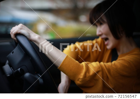 A woman who suddenly turns the steering wheel 72156547