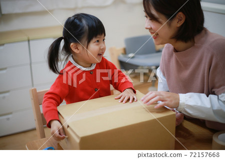 Parents and children who open the delivered luggage 72157668