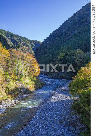 從奧多摩市梅梅大橋大橋看到的多摩河的秋天景色 從奧多摩市梅梅大橋大橋看到的多摩河的秋天景色 72158084