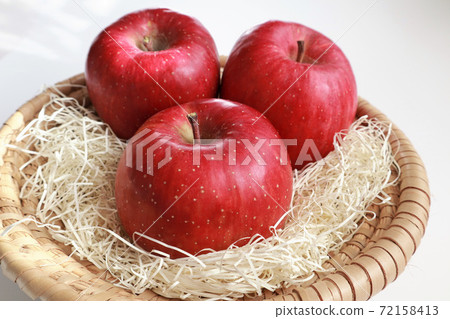 在籃子裡一個明亮的紅蘋果 72158413