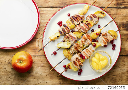Turkey skewer with apple 72160055