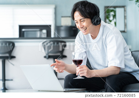 個人電腦在線飲酒聚會男人的生活方式 72160085