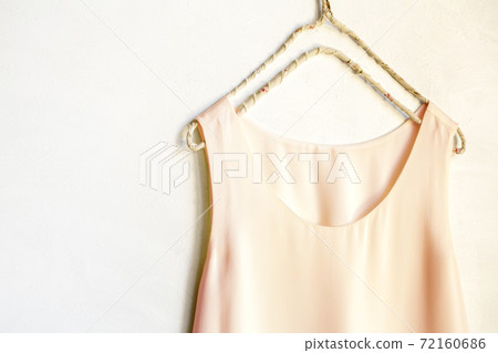 淺粉紅色背心掛在衣架上 72160686