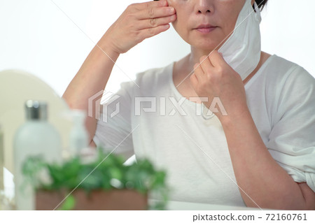 戴著面具的粗糙皮膚 72160761