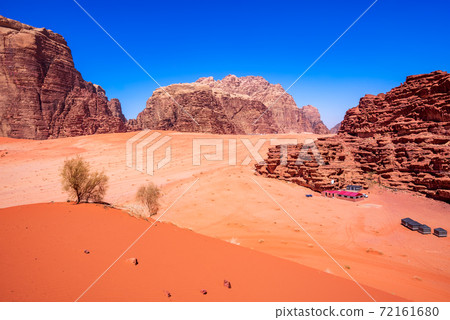 Wadi Rum, Jordan - Valley of the Moon desert landscape Wadi Rum, Jordan - Valley of the Moon desert landscape 72161680