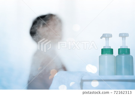 Woman taking a bath (Bokeh expression) Woman taking a bath (Bokeh expression) 72162313