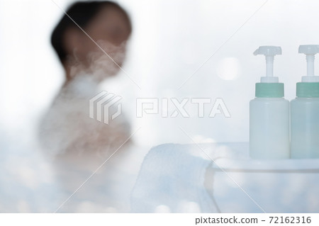 Woman taking a bath (Bokeh expression) Woman taking a bath (Bokeh expression) 72162316