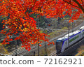 鮮紅色的秋葉和特快列車 72162921