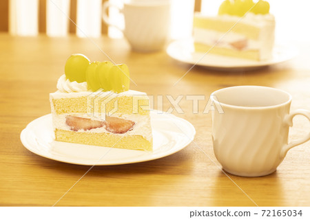 Shine Muscat and strawberry shortcake Shine Muscat and strawberry shortcake 72165034