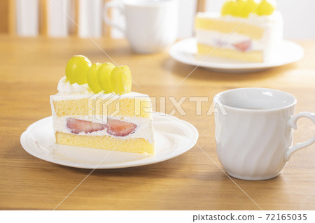 Shine Muscat and strawberry shortcake Shine Muscat and strawberry shortcake 72165035