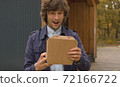 Man opening a disposable lunch box 72166722