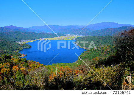 琵琶湖和Yogo湖從山的看法。 琵琶湖和Yogo湖從山的看法。 72166741
