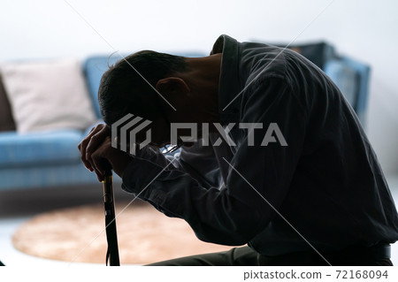 一個老人抱著拐杖的剪影 一個老人抱著拐杖的剪影 72168094