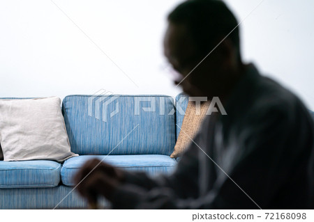 擔心拿著拐杖的老人的輪廓圖像 72168098