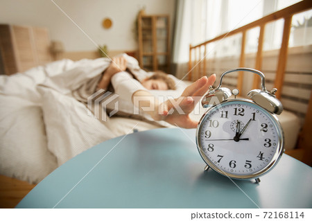 Alarm ringing on the table 72168114