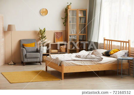 Empty modern bedroom 72168532