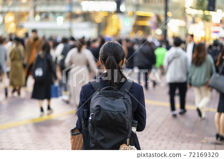 穿制服走在澀谷站前的高中女生的背影 穿制服走在澀谷站前的高中女生的背影 72169320