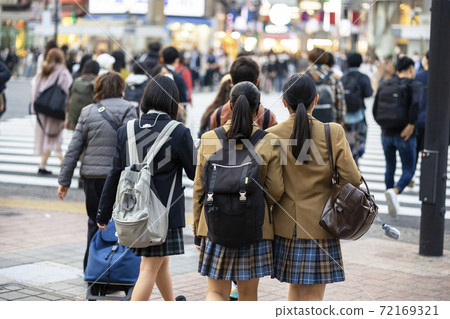 穿制服走在澀谷站前的高中女生的背影 72169321