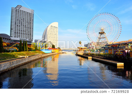 Silhouettes of hotels and Ferris wheels reflected on the surface of the sea in Yokohama 72169928