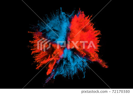 明亮的紅色和藍色顆粒爆炸的那一刻 72170380