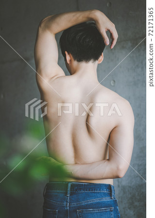 Man's body 72171365