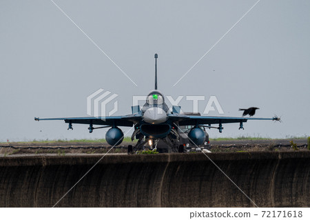 F2戰鬥機前部降落後進行維護 72171618