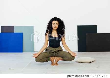 Sporting woman yoga asana gymnastics flexibility body Sporting woman yoga asana gymnastics flexibility body 72171785