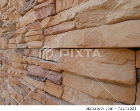 Slate brick in earth tone colour used as wall finishes. Installed overlap according to the method recommended by the manufacturer to get the maximum effect. Slate brick in earth tone colour used as wall finishes. Installed overlap according to the method recommended by the manufacturer to get the maximum effect. 72172621