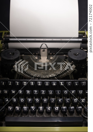 old vintage typewriter 72174002