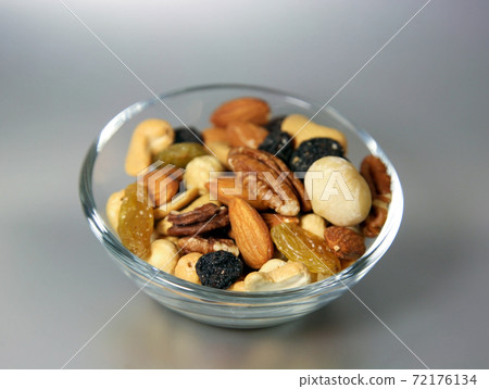Mix of nuts - macadamia pecans almonds cashews hazelnuts and light and dark raisins 72176134