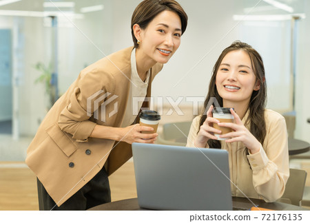 在辦公室開會的女企業家 在辦公室開會的女企業家 72176135