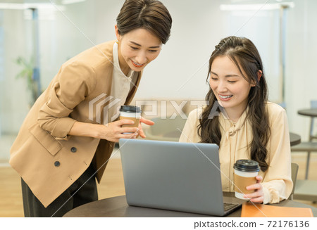 在辦公室開會的女企業家 72176136
