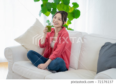 蔬菜汁的年輕女子 72176137