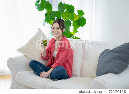 蔬菜汁的年輕女子 72176138