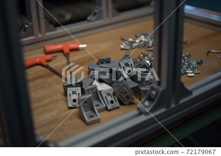 Assembly of aluminum frame 72179067