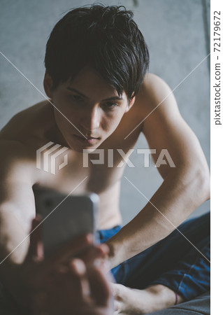 看著智能手機伸展 72179672