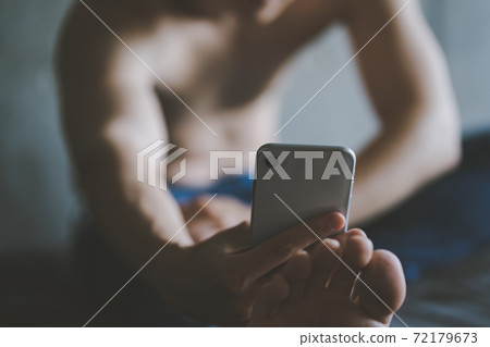 看著智能手機伸展 72179673