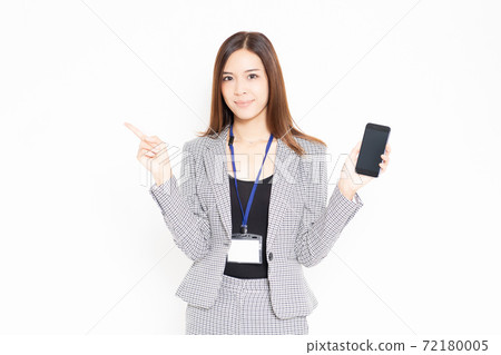 Business woman showing a smartphone 72180005