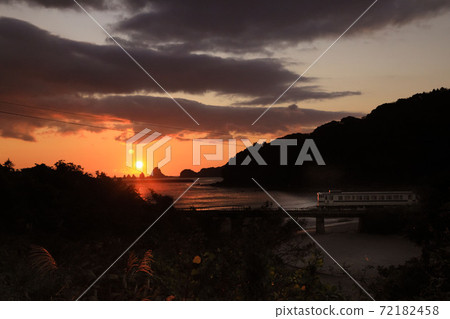 Kiha 40，通勤火車，在早晨的陽光下運行，使Hinata Nada染成紅色 72182458