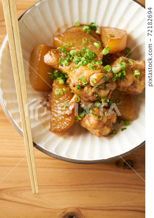 Sweet and spicy chicken wings and radish Sweet and spicy chicken wings and radish 72182694