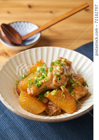 Sweet and spicy chicken wings and radish 72182707