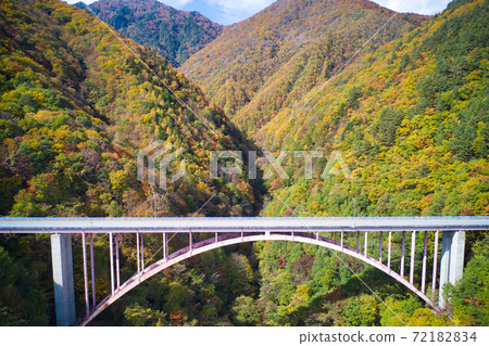 Magnificent view of Lake Ryujin in Takase Valley and beautiful autumn leaves Omachi City, Nagano Prefecture (aerial view by drone) Magnificent view of Lake Ryujin in Takase Valley and beautiful autumn leaves Omachi City, Nagano Prefecture (aerial view by drone) 72182834